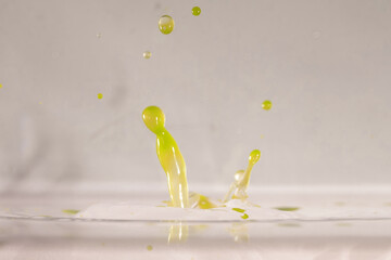 farbe tropfen wasser gelb