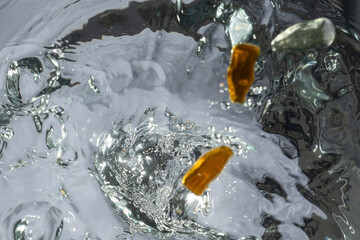 wasser eintauchen fruchtgummi von unten
