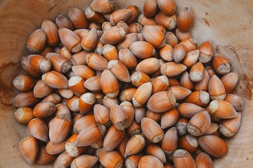 Des noisettes entières dans un récipient en bois, avec effet de lumière chaude mate et tons vifs