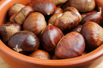 Castañas crudas en recipiente de barro, España