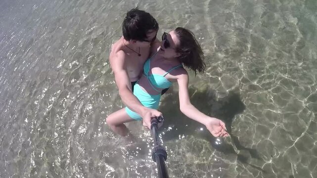 casal de f&eacute;rias em &aacute;guas limpas 
