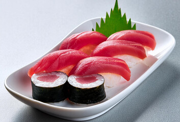 まぐろの握り寿司と鉄火巻き