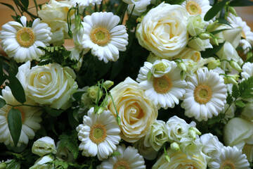 weißer blumenstrauß mit rosen und gerbera