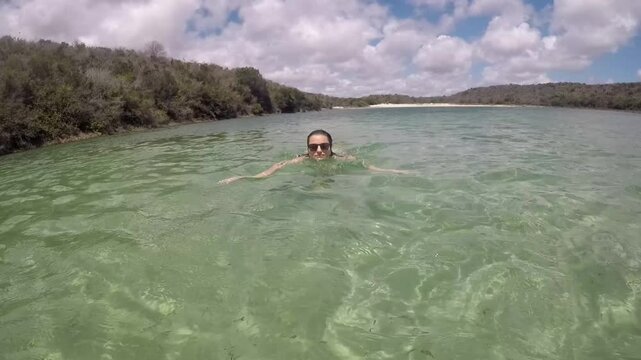 mulher ladando em lagoa linda 