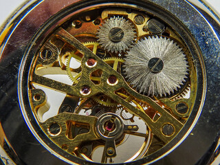 Taschenuhr Makro in Silber und Gold