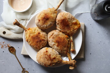 Pieczone smażone nóżki kurczaka panierowane © PinkShot