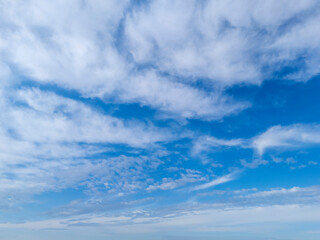 Obraz premium A serene and beautiful cloudscape with various shades of blue and white, perfect for backgrounds or nature themes.