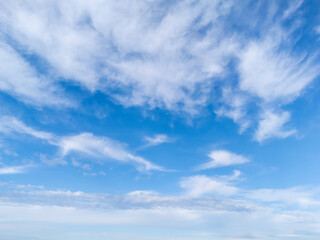 Naklejka premium A beautiful view of a clear sky with fluffy clouds showcasing the tranquility and beauty of nature