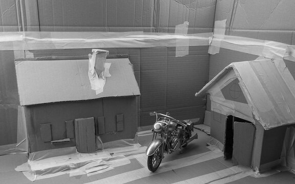 Historisch, Oldtimer, Motorrad Model, &auml;hnlich einer Harley Davidson, in Karton Modell-Landschaft in Schwarz Weiss