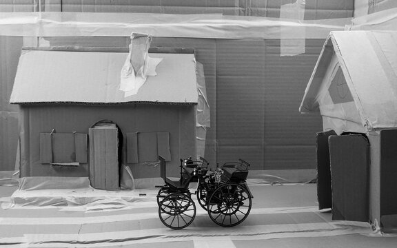 Historisch, Oldtimer, Motor Kutschenwagen von Daimler, Modell in Karton Modell Landschaft in Schwarz Weiss