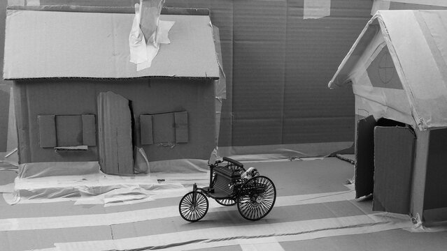 Historisch, Oldtimer, Berta Benz Motorwagen Modell in Karton Modell Landschaft in Schwarz Weiss