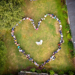 Photo aérienne d'un groupe en forme de coeur, mariage	
