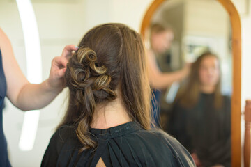 Fototapeta premium Coiffeuse, coiffure et chignon de mariage