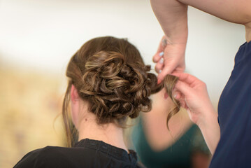 Naklejka premium Coiffeuse, coiffure et chignon de mariage