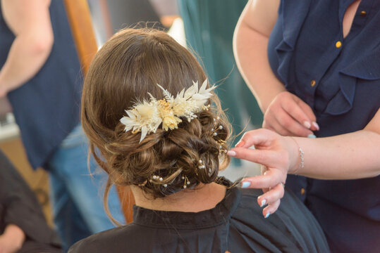 Coiffeuse, coiffure et chignon de mariage