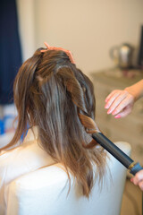 Coiffeuse, coiffure de mariage, chignon