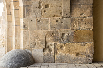 Detail Mauer mittelalterliches Stadttor mit Einschusslöchern