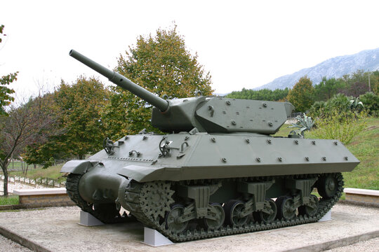 American m10 wolverine tank destroyer displaying its powerful gun in a park