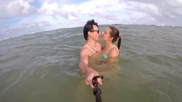 casal apaixonado de f&eacute;rias no ver&atilde;o 