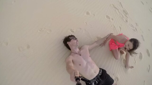 pai e filha na areia da praia f&eacute;rias de ver&atilde;o 