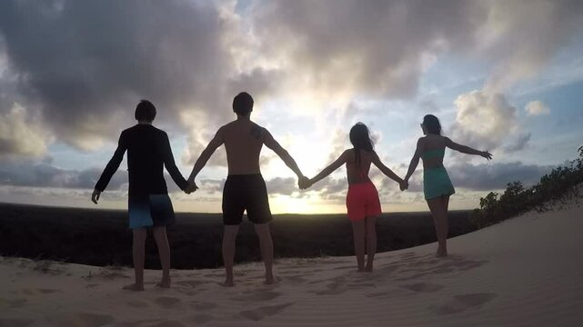 familia juntos em p&ocirc;r do sol motivacional 