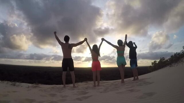 familia juntos em p&ocirc;r do sol motivacional 
