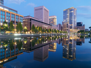 皇居の内堀に映る丸の内の夜景	