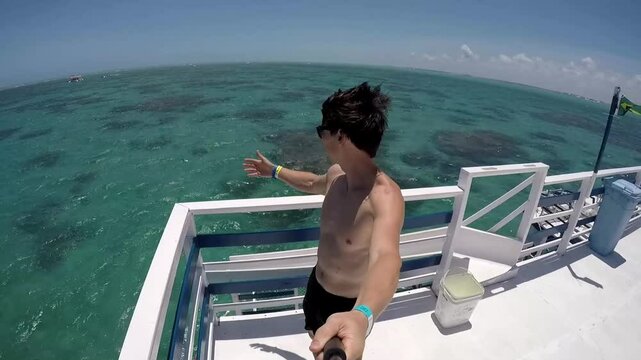 homem de f&eacute;rias no mar 