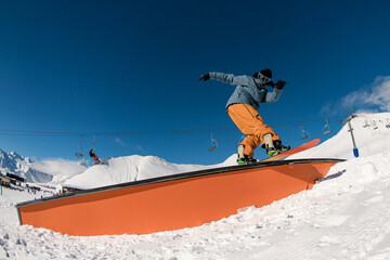 Snowboarder Precision. Tricks and balance on the wallride.