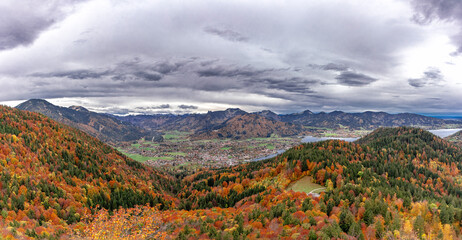Herbstliches Panorama über den Bergsee Tegernsee, Mischwald in herbstlicher färbung - Autumnal...