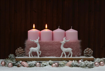 Adventsdekoration: Arrangement für den zweiten Advent : Dekoration mit vier rosa Adventskerzen und...