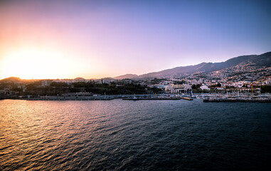 Blick auf den Hafen von Madeira im licht des Sonnenuntergangs - 