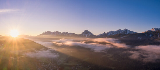 Sonnenaufgang über dem Pustertal mit Dürrenstein