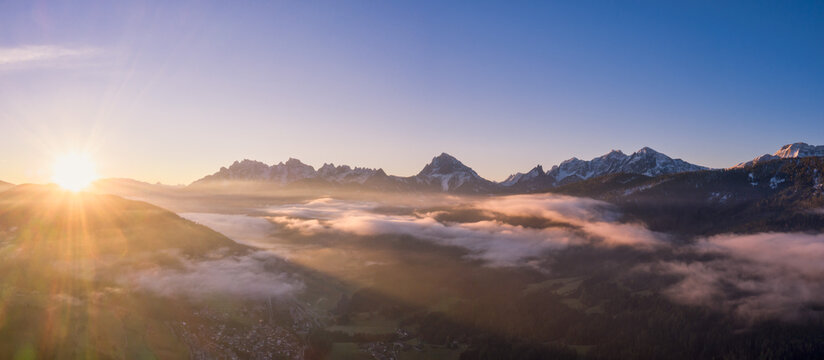 Sonnenaufgang &uuml;ber dem Pustertal mit D&uuml;rrenstein