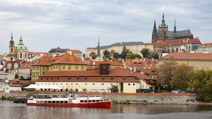 Obraz premium château médiéval de Prague sur la colline au dessus de la Vltava