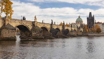 Obraz premium Le pont Charles (en tchèque : Karlův most) est un pont qui relie la Vieille Ville de Prague (Staré Město en tchèque) au quartier de Malá Strana, au pied du château de Prague.