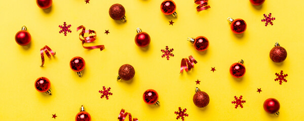 Christmas composition. a pattern of christmas balls on colored background. Flat lay, top view New year decor