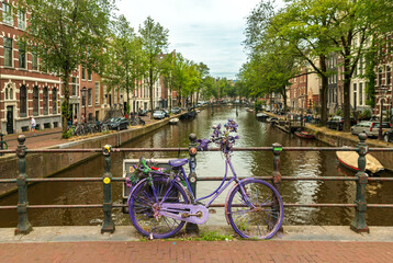 Fototapeta premium Spending a good time on the Amsterdam canals 