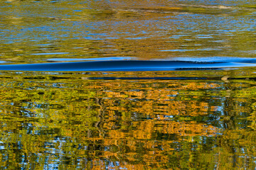 Der Goldene Herbst spiegelt sich in einem Fluss