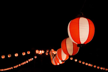 右手前から左手奥の櫓へと連なる盆踊りの提燈