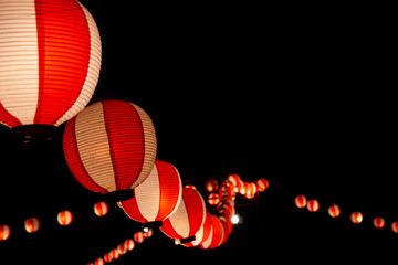 左手前から右手奥の櫓へと連なる盆踊りの提燈