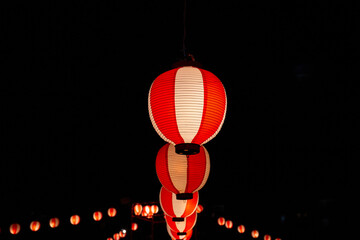 真っ直ぐ奥の櫓へと連なる盆踊りの提灯