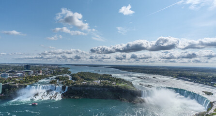 Die amerikanischen und kanadischen Niagara Fälle in einem Bild bei blauem Himmel vom Skylon Tower