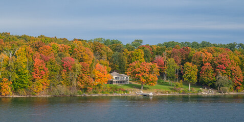 Am St.Lorenz Strom bei Kingston im bunten Herbst