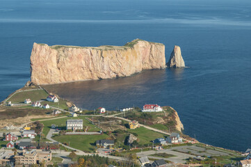 Blick von Bellevue auf den Ort Perce auf der Halbinsel Gasse in Quebec