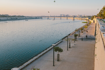 Naklejka premium Ahmedabad's (Gujarat, India) waterfront on the banks of river Sabarmati during dawn, just before sunrise. 