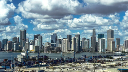 Fototapeta premium Miami skyline with clouds