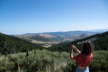 Une randonneuse prend en photo des montagnes