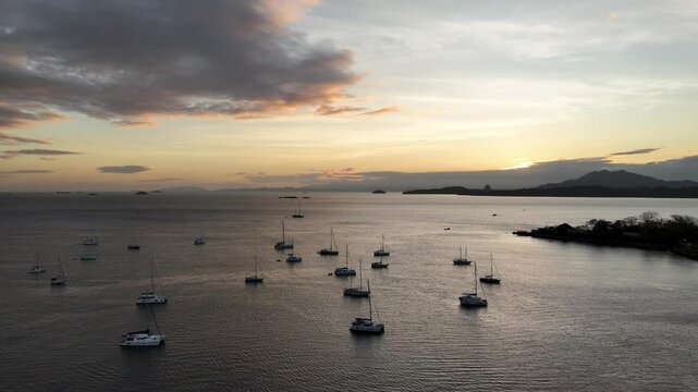 Vista a&eacute;rea de hermosos veleros atracados en la bah&iacute;a de amador panam&aacute; al atardecer.