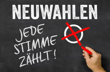 Text auf Tafel - Neuwahlen Jede Stimme zählt
